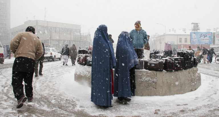 Снегопады отрезали Румынию и Болгарию от внешнего мира