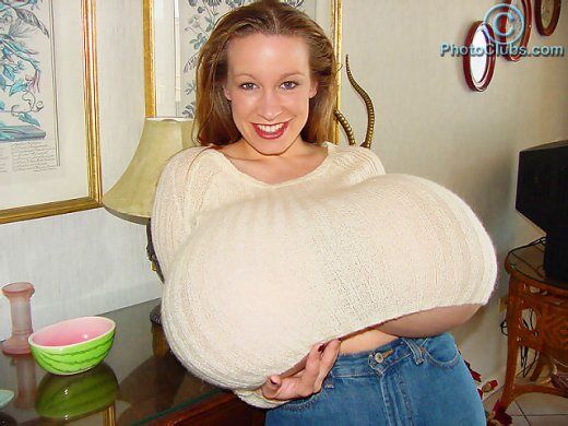 Женщина с самым большим бюстом в мире шокирует публику. Фото