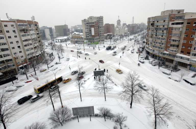 Снегопады отрезали Румынию и Болгарию от внешнего мира