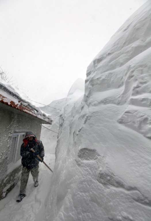Снегопады отрезали Румынию и Болгарию от внешнего мира