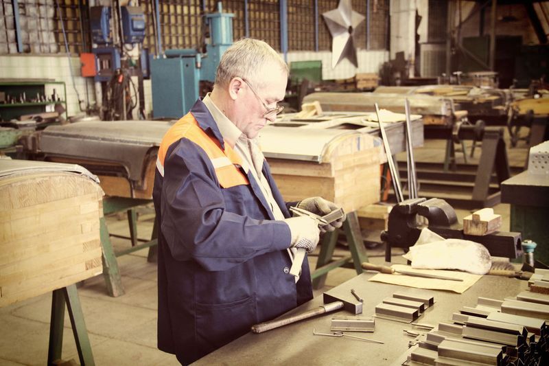 Как вручную собирают лимузины ЗиЛ. Фото  