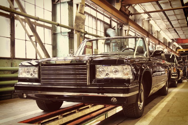 Как вручную собирают лимузины ЗиЛ. Фото  