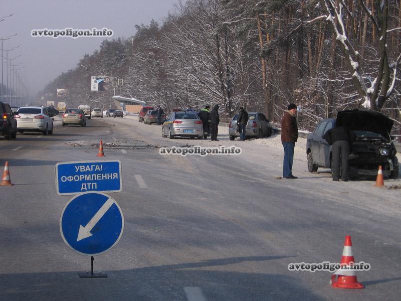 Под Киевом столкнулись 24 машины. Фото. Видео