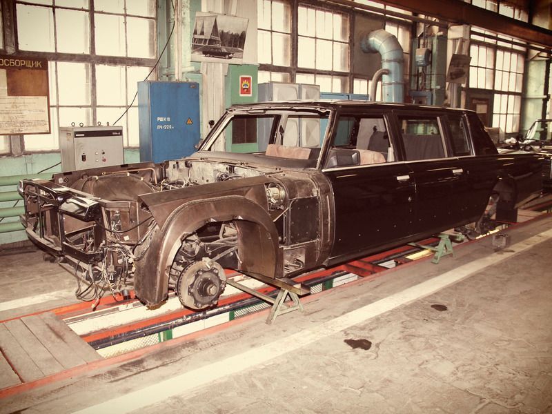 Как вручную собирают лимузины ЗиЛ. Фото  