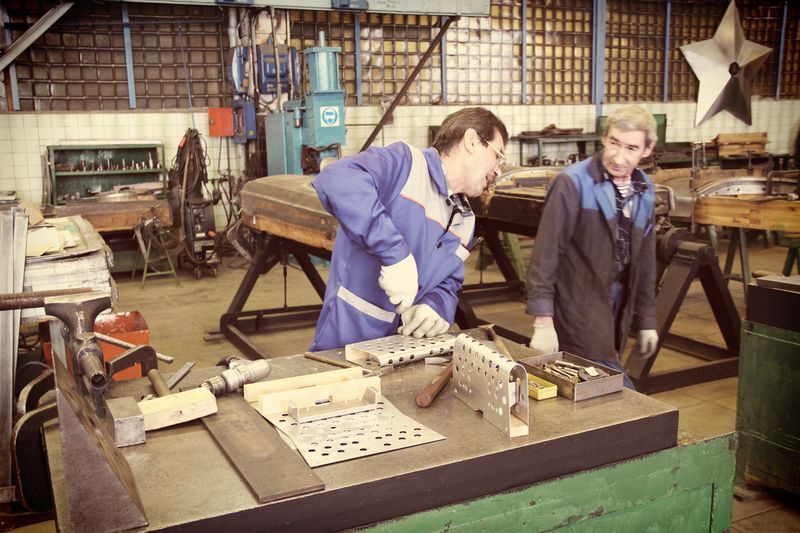 Как вручную собирают лимузины ЗиЛ. Фото  