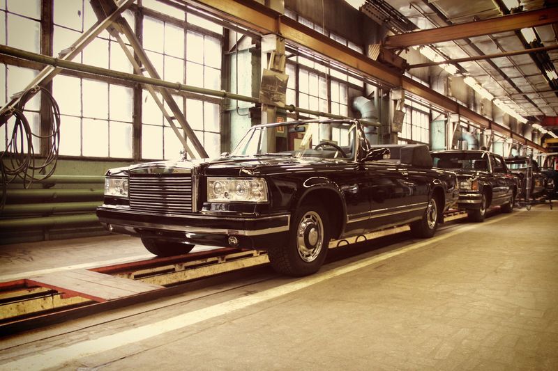 Как вручную собирают лимузины ЗиЛ. Фото  