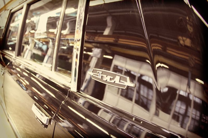 Как вручную собирают лимузины ЗиЛ. Фото  