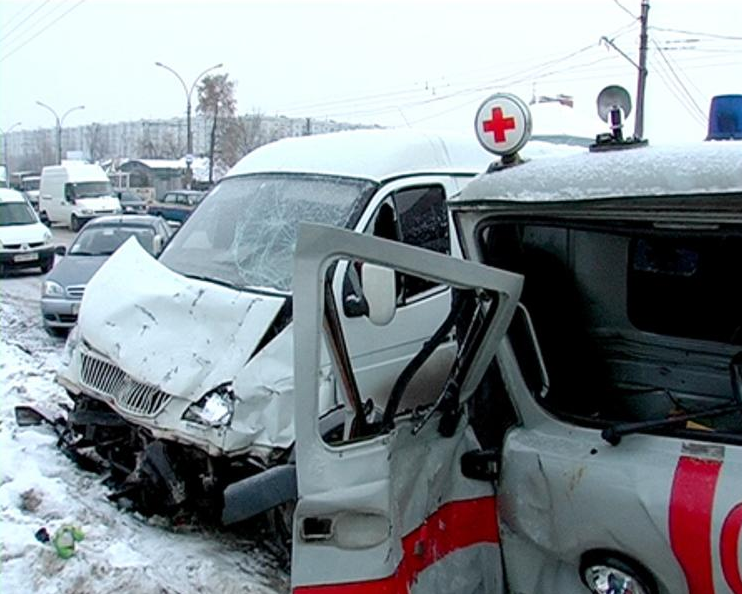 В ДТП женщину зажало в машине "скорой помощи" между двумя сидениями. Фото