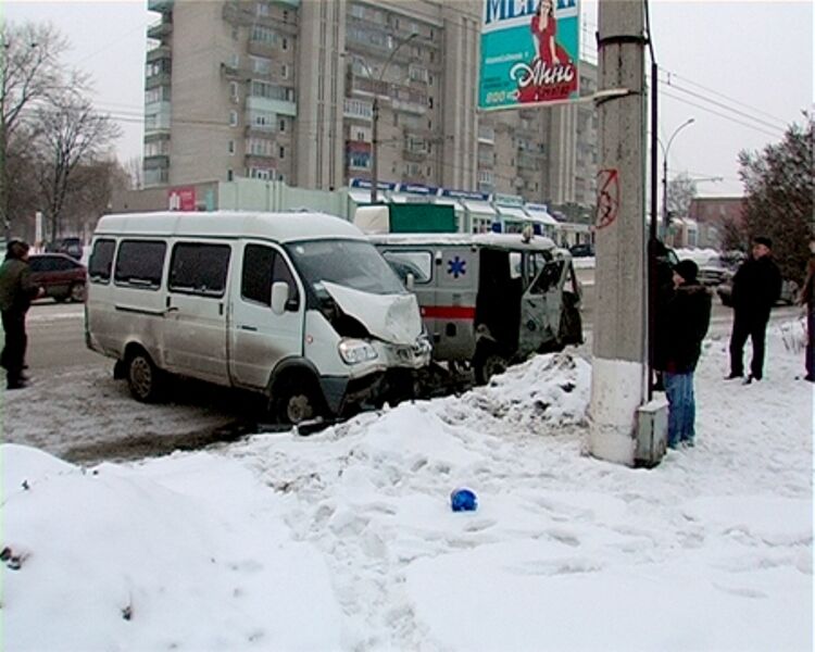 В ДТП женщину зажало в машине "скорой помощи" между двумя сидениями. Фото