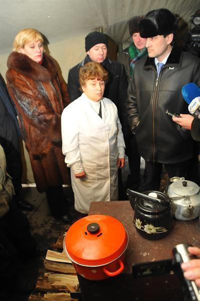 Донецкий губернатор пришел на встречу с бомжами в шапке за €2900