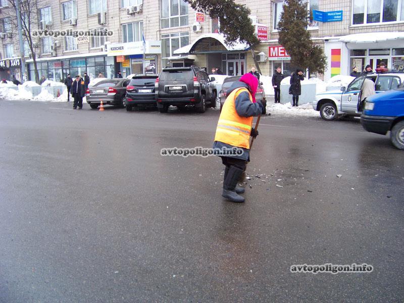 В Киеве возле посольства Израиля сыграли в "бильярд" пять машин. Фото