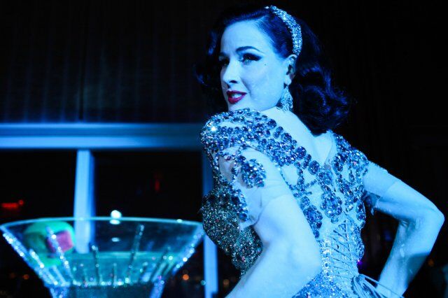 Дита фон Тиз купается в бокале. Фото