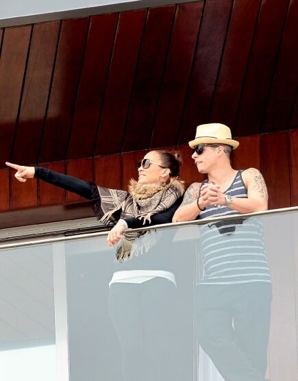 Лопес и Смарт наблюдают за карнавалом. Фото