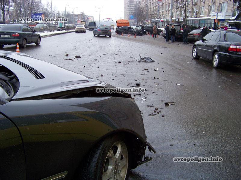 В Киеве возле посольства Израиля сыграли в "бильярд" пять машин. Фото