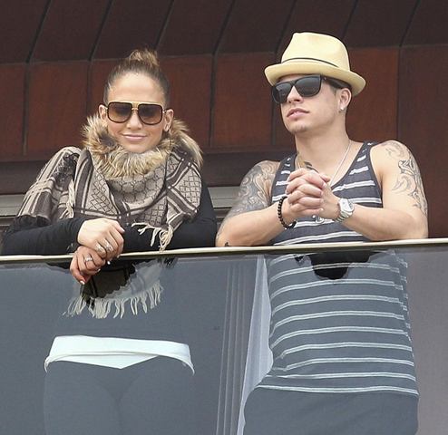 Лопес и Смарт наблюдают за карнавалом. Фото