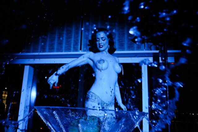 Дита фон Тиз купается в бокале. Фото