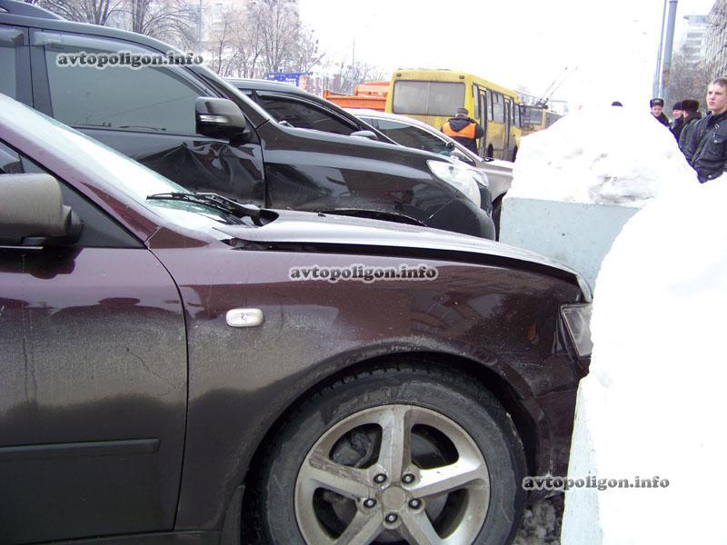 В Киеве возле посольства Израиля сыграли в "бильярд" пять машин. Фото