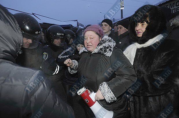 Потасовка на "Юности": рынок в дыму. Фото