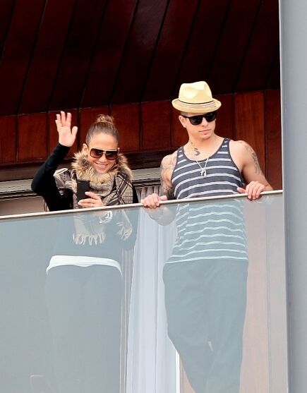 Лопес и Смарт наблюдают за карнавалом. Фото