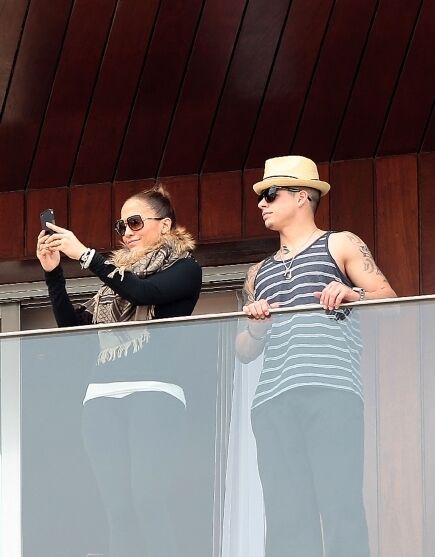 Лопес и Смарт наблюдают за карнавалом. Фото