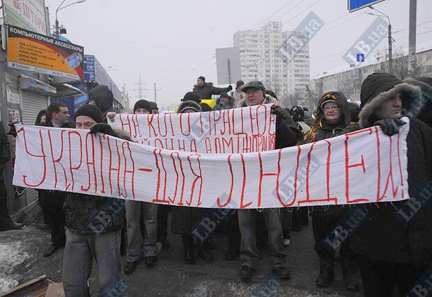 Потасовка на "Юности": рынок в дыму. Фото