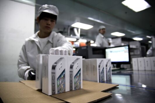 В каких условиях китайские рабочие делают iPhone и iPad. Фото  