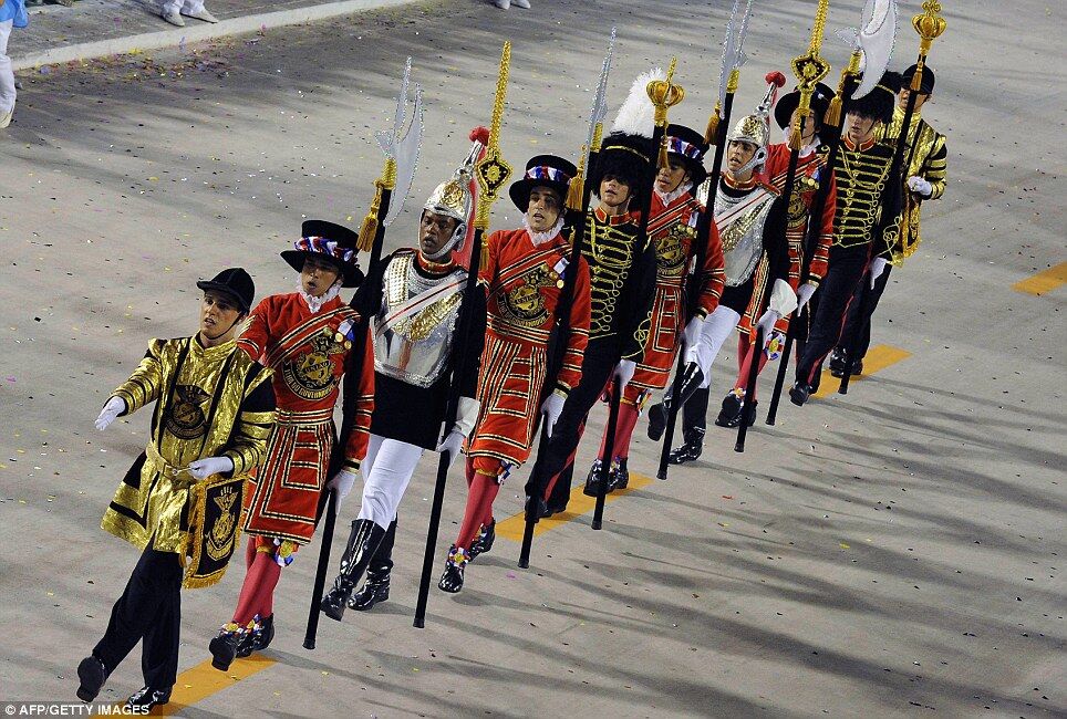 Елизавета II стала главной героиней карнавала в Рио-де-Жанейро. Фото