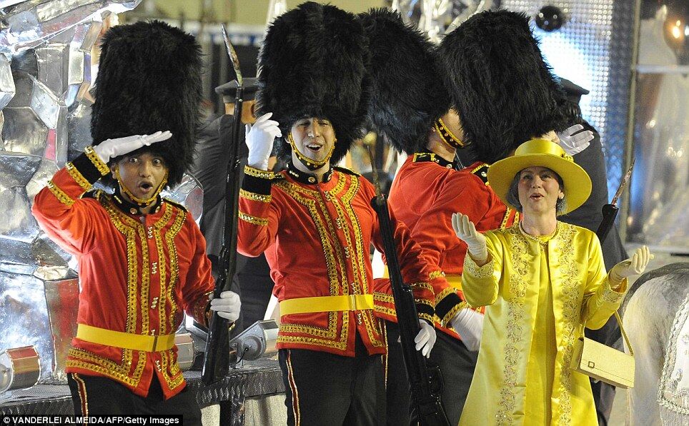 Елизавета II стала главной героиней карнавала в Рио-де-Жанейро. Фото