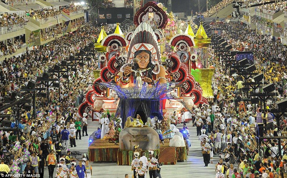 Елизавета II стала главной героиней карнавала в Рио-де-Жанейро. Фото