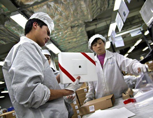 В каких условиях китайские рабочие делают iPhone и iPad. Фото  