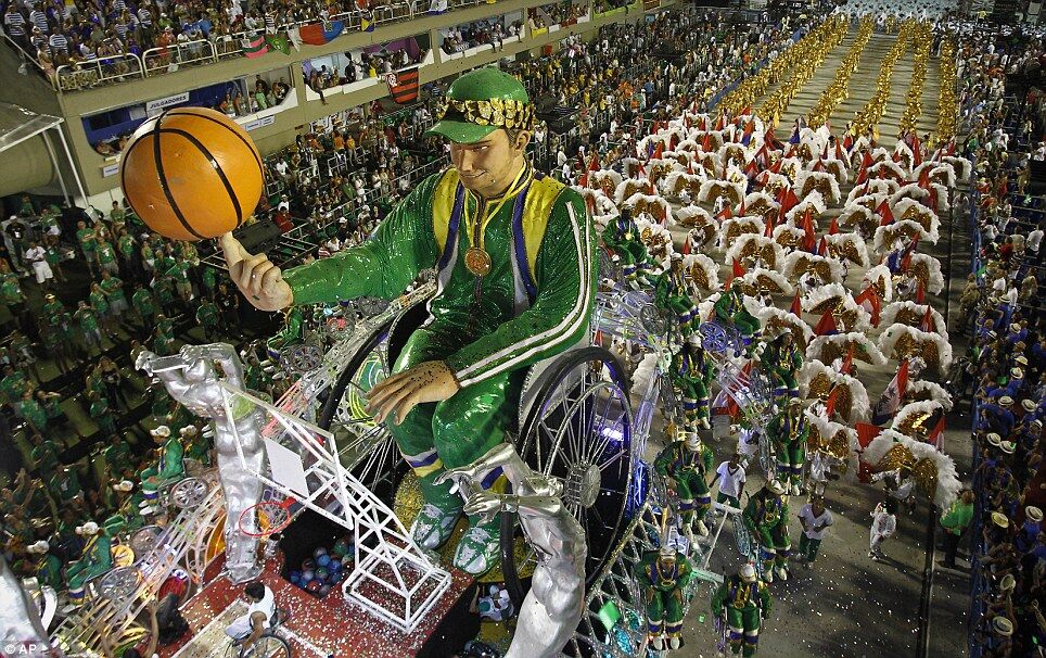 Елизавета II стала главной героиней карнавала в Рио-де-Жанейро. Фото