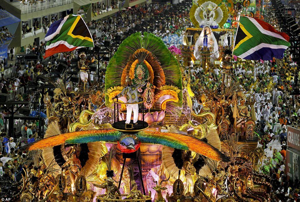 Елизавета II стала главной героиней карнавала в Рио-де-Жанейро. Фото