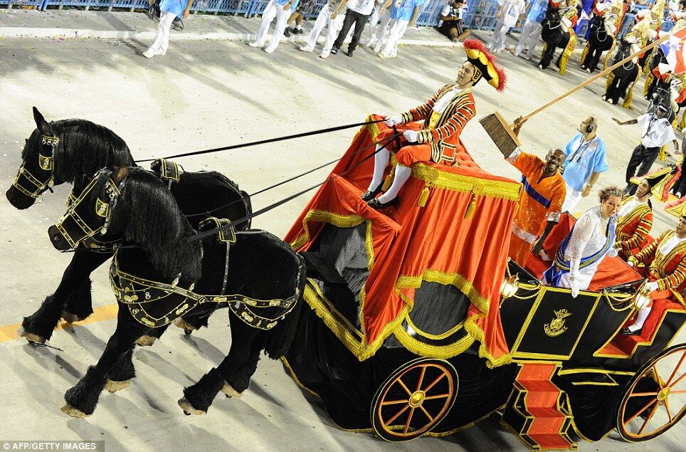 Елизавета II стала главной героиней карнавала в Рио-де-Жанейро. Фото