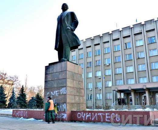 В Ізмаїлі на пам'ятнику Леніну написали "Смерть донецьким окупантам"