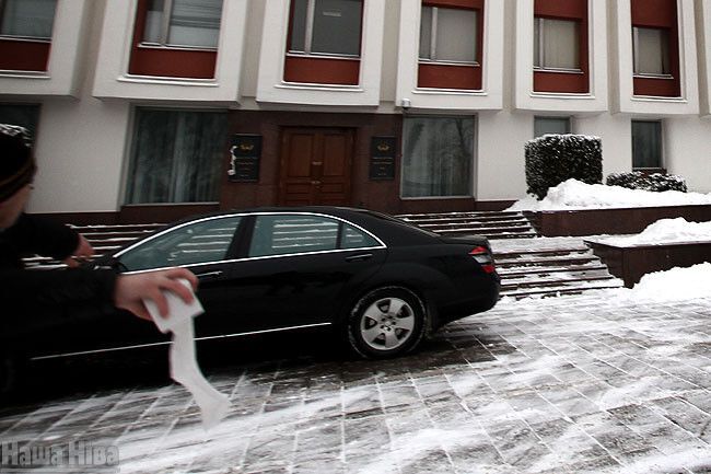 МИД Беларуси забросали туалетной бумагой. Фото