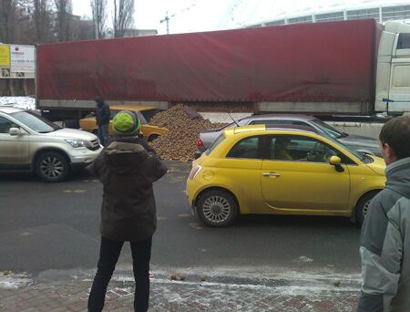 Возле НСК "Олимпийский" грузовик привалил "Жигули" картошкой. Фото