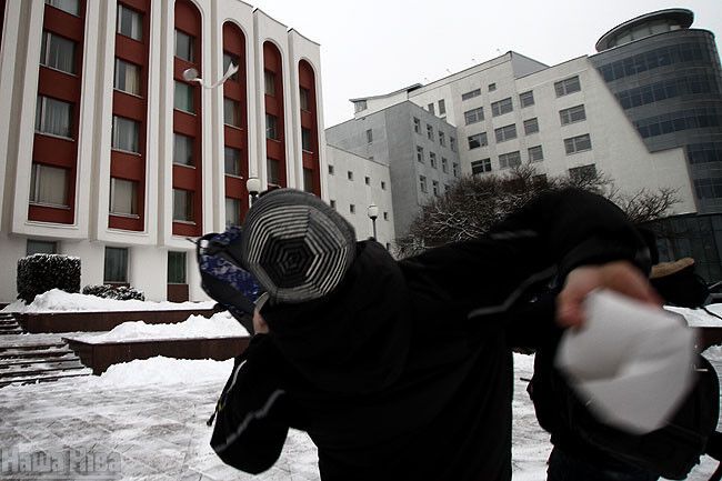 МИД Беларуси забросали туалетной бумагой. Фото