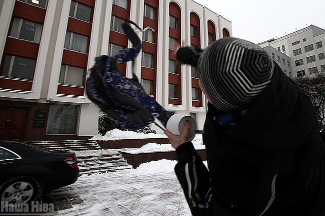 МИД Беларуси забросали туалетной бумагой. Фото