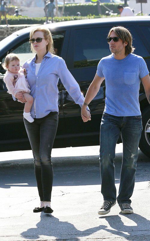 Кидман и Урбан гуляют с дочерью. Фото