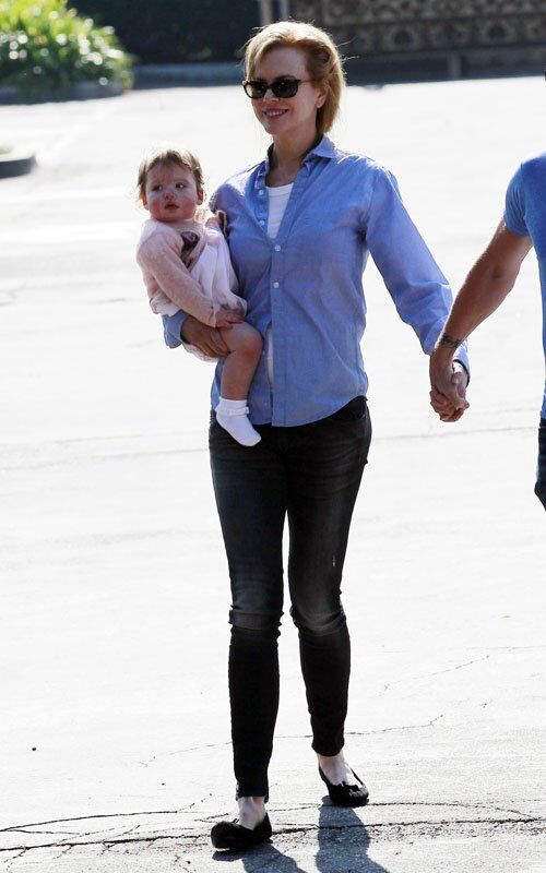 Кидман и Урбан гуляют с дочерью. Фото