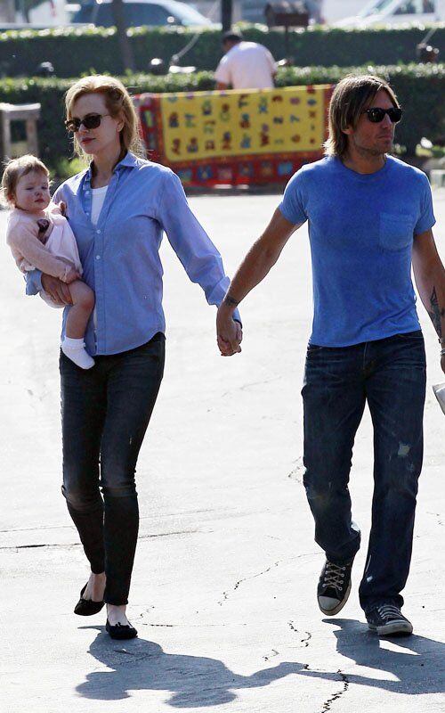 Кидман и Урбан гуляют с дочерью. Фото