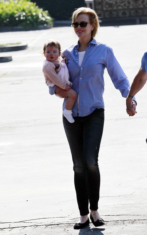 Кидман и Урбан гуляют с дочерью. Фото