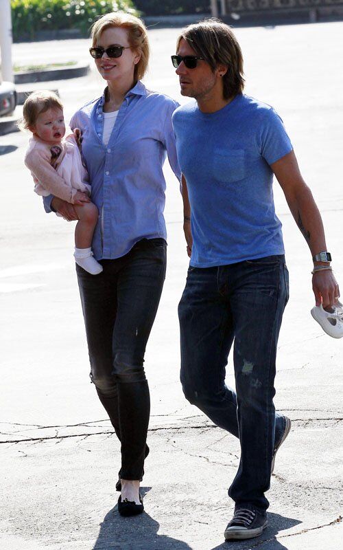 Кидман и Урбан гуляют с дочерью. Фото