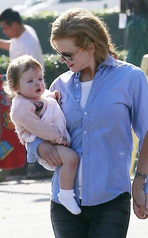 Кидман и Урбан гуляют с дочерью. Фото