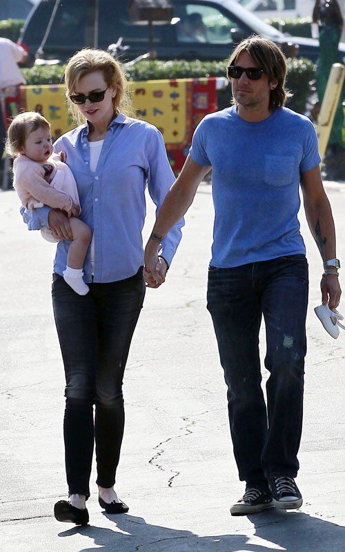 Кидман и Урбан гуляют с дочерью. Фото
