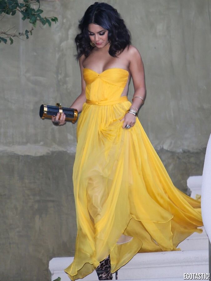 Ванесса Хадженс в желтом платье без спины, зато с пузиком
