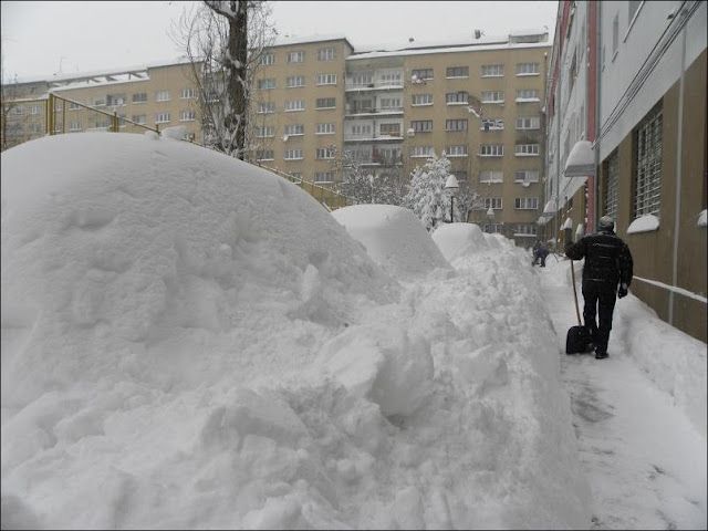 В Европе водители откапывали свои автомобили из-под снега. Фото 