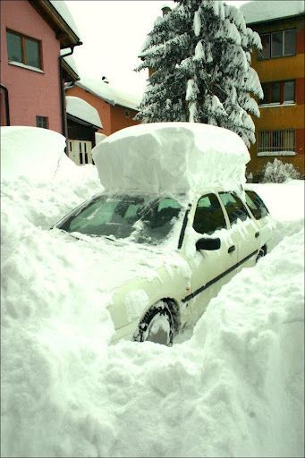 В Европе водители откапывали свои автомобили из-под снега. Фото 