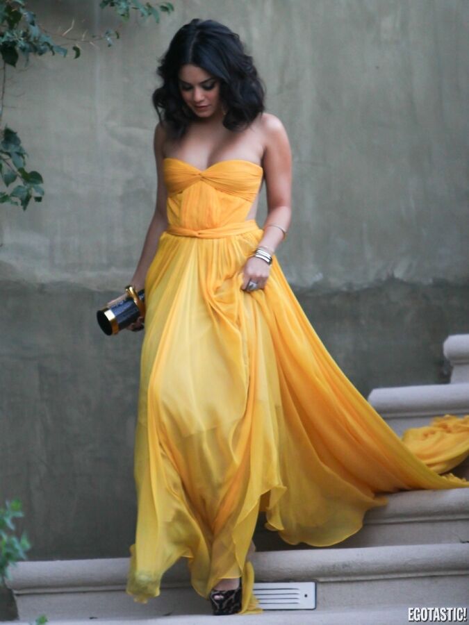 Ванесса Хадженс в желтом платье без спины, зато с пузиком