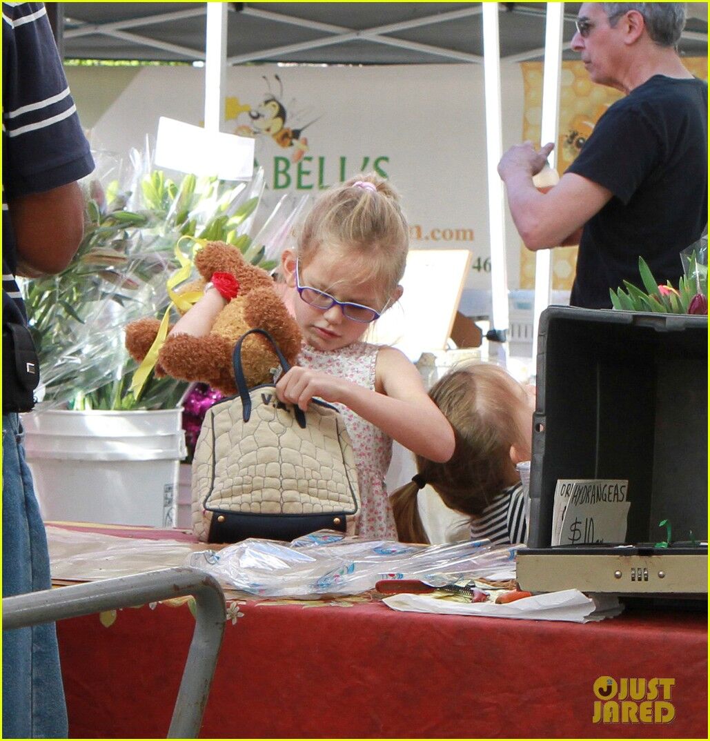 Аффлек учит дочерей выбирать продукты. Фото